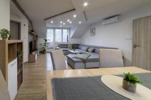 Lili Rooms