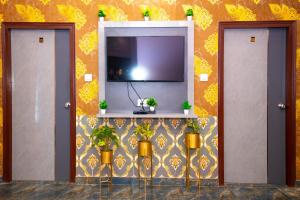 Hotel Ayodhya Palace - 400 Mtrs from HANUMAN GARHI