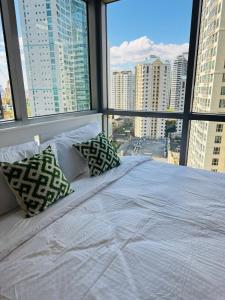 Avant at the Fort BGC with King Bed and Motorized Curtains & 65 in TV