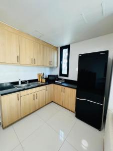 Avant at the Fort BGC with King Bed and Motorized Curtains & 65 in TV