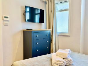 Cosy Studio Shepherds Bush Steps to Tube - Pass The Keys