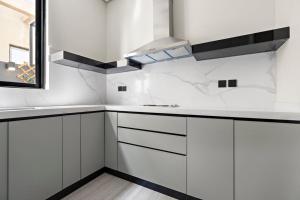 GR-Elegant 3-BD Apt - Outdoor Lounge - Prime Location