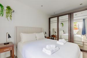 Snug 2BD Flat with Patio Heart of North London