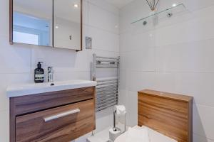 Snug 2BD Flat with Patio Heart of North London