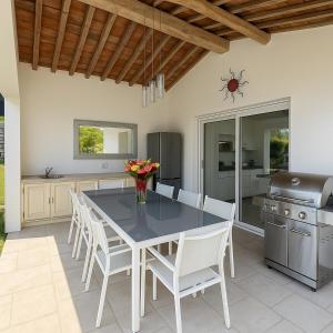 Villa moderne ***** proche mer et montagne .