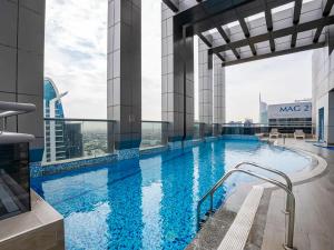 1BR Gem with Lake and Sea View Plus Pool and Gym Access