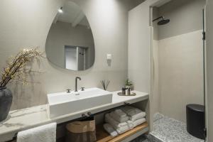 Daphni Premium Apartment - Peaceful Veranda Stay in Tinos Old Town