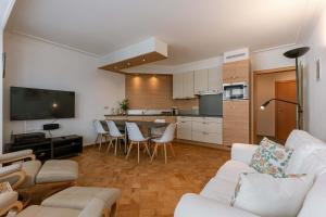 Light-filled apartment with lateral sea view