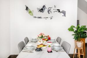 Brand New Canggu 3BR Villa-Rooftop, Gym, Projector