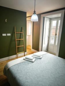 Apartment with Balcony in a Street in the Historic Center of Downtown Lisbon