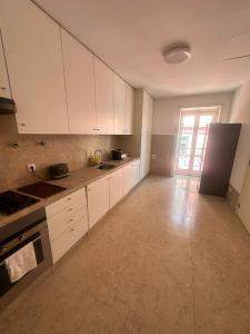 Apartment with Three Bedroom in Historic Largo do Carmo