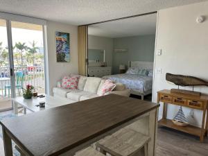 Sun and fun! Adorable 1 bedroom condo on the beach