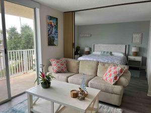 Sun and fun! Adorable 1 bedroom condo on the beach