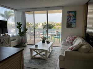 Sun and fun! Adorable 1 bedroom condo on the beach