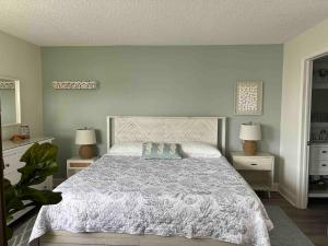 Sun and fun! Adorable 1 bedroom condo on the beach