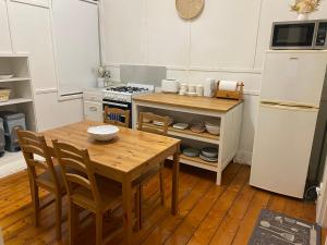Canterbury Cottage - dog friendly - fully fenced