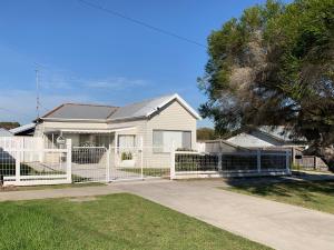 Canterbury Cottage - dog friendly - fully fenced