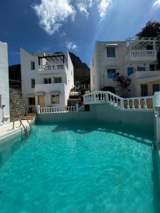 Apartment - Sleeps 10 - Parking - Garden - Pool