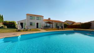 Villas Villa Emeraude - Golf & Plage : photos des chambres