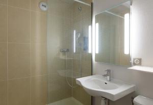 Hotels B&B HOTEL Pontault Combault : photos des chambres