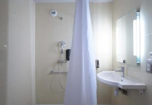 Hotels B&B HOTEL Pontault Combault : Chambre Double - Accessible aux Personnes à Mobilité Réduite 