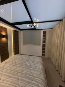 Centrally located and modern in premiere
