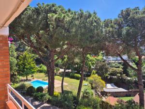 Cosy apartment Cala Canyelles with terrace & shared pool