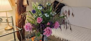 Maisons d'hotes Chambre d'hote, Jacuzzi ext, piscine ext, Cosy nature avec Grand Salon, wifi, salle de bain, parking : photos des chambres