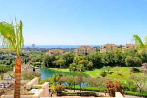 Elviria Hills Penthouse - Idyllic Golf & Sea View Oasis in Marbella