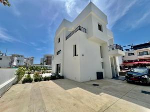 Luxury 2 Bedroom Apartment with 2 Balconys and Seaview