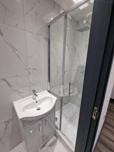 Lovely 6-bed home,en-suite, with large garden