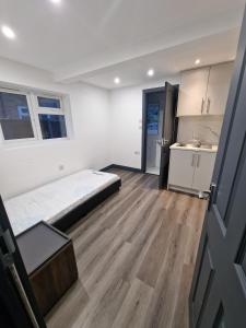 Lovely 6-bed home,en-suite, with large garden