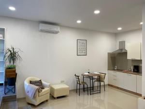 GlamByAJ with free parking and Netflix