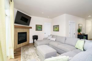 Golf Getaway, Hot Tub, EV Charger, New 2025 Build