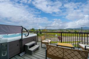 Golf Getaway, Hot Tub, EV Charger, New 2025 Build