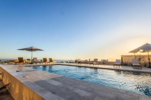 Majestic 3 BR Penthouse Private Rooftop and Jacuzzi