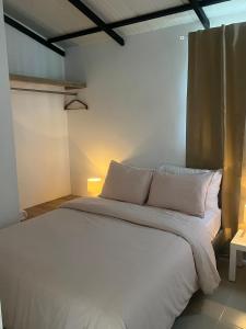 Un apartamento cálido y céntrico rodeado de jardines