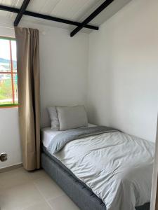 Un apartamento cálido y céntrico rodeado de jardines