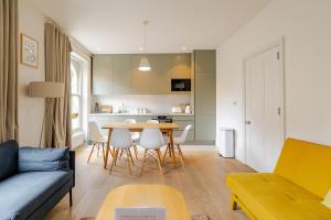 Charming Apartment Steps Away From Islington