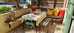 Appartements sejour en amoureux, Cocktail de bienvenue sur notre terrasse Provencale : photos des chambres