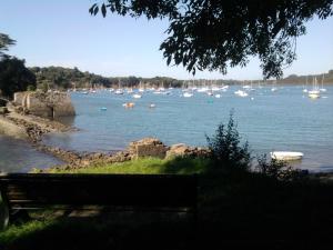 "Chambres dHôtes" Bord de Rance Au Rez-de-Jardin de la "Villa Cyrano"