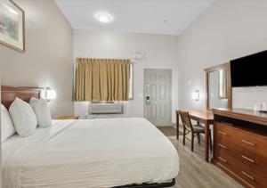 Queen Room - Disability Access room in Edison Motor Lodge