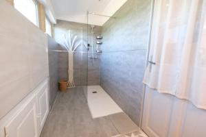 Maisons de vacances Charming Provencal Mas with pool by Taillades, close to Cavaillon in the Luberon, sleeps 6. : photos des chambres