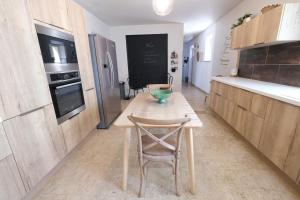 Maisons de vacances Charming Provencal Mas with pool by Taillades, close to Cavaillon in the Luberon, sleeps 6. : photos des chambres