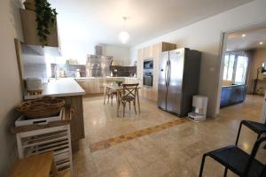 Maisons de vacances Charming Provencal Mas with pool by Taillades, close to Cavaillon in the Luberon, sleeps 6. : photos des chambres