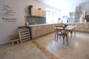 Maisons de vacances Charming Provencal Mas with pool by Taillades, close to Cavaillon in the Luberon, sleeps 6. : photos des chambres