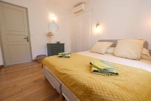 Maisons de vacances Charming Provencal Mas with pool by Taillades, close to Cavaillon in the Luberon, sleeps 6. : photos des chambres