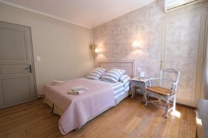 Maisons de vacances Charming Provencal Mas with pool by Taillades, close to Cavaillon in the Luberon, sleeps 6. : photos des chambres