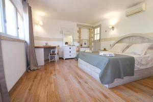 Maisons de vacances Charming Provencal Mas with pool by Taillades, close to Cavaillon in the Luberon, sleeps 6. : photos des chambres