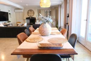 Maisons de vacances Charming Provencal Mas with pool by Taillades, close to Cavaillon in the Luberon, sleeps 6. : photos des chambres